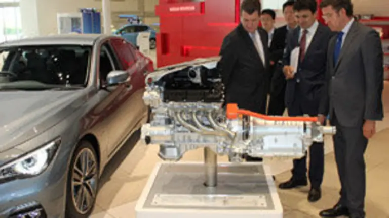El titular de la Xunta visitó esta mañana las instalaciones de Nissan 2