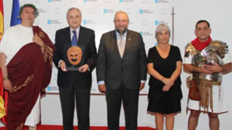 Ónega, Orozco y Basadre flanqueados por dos romanos