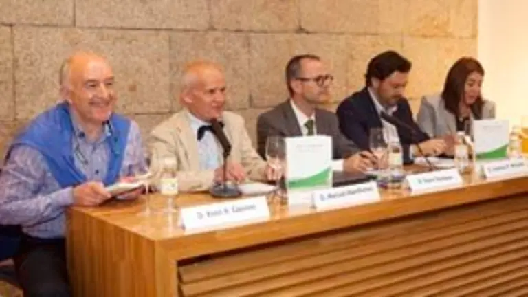 O conselleiro de Cultura, Educaci&oacute;n e Ordenaci&oacute;n Universitaria, Xes&uacute;s V&aacute;zquez Abad, e o secretario xeral de Emigraci&oacute;n, Antonio Rodr&iacute;guez Miranda, asistir&aacute;n &aacute; presentaci&oacute;n do libro Viaxe sen retorno, de Manuel Mandianes. No Centro Cultural Fundaci&oacute;n Novacaixagalicia (r&uacute;a do Vilar, 19).foto xo&aacute;n crespo17/05/14