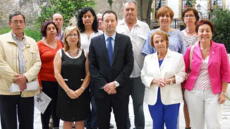 Asturias. Foto familia comision poblacion retornada