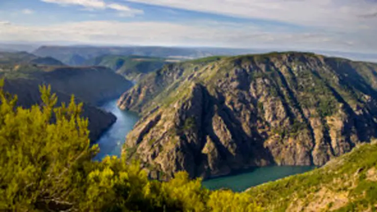 Vista de los ca&ntilde;ones del Sil con el catamar&aacute;n tur&iacute;stico