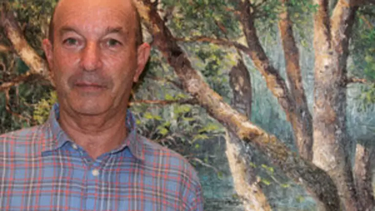 Eduardo Casal ante una de una de sus obras preferidas.