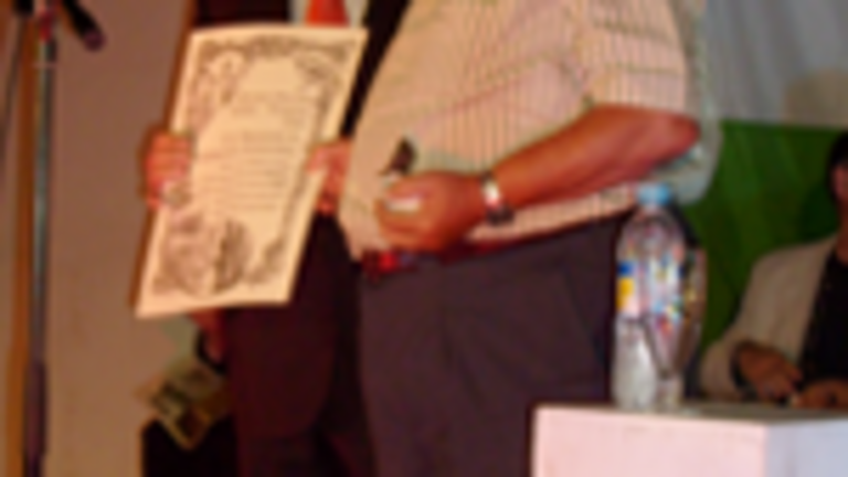 Rafael León Premio &ldquo;Gorión&rdquo;de manos del alcalde Granada