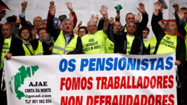 Protesta de emigrantes retornados frente al parlamento.