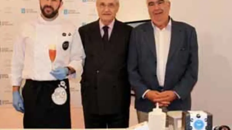 Otero, Ónega y Calo Faraldo con una selección de helados en primer plano