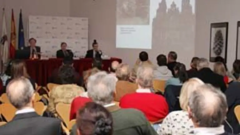 El conferenciante proyecto más de un centenar de imágenes