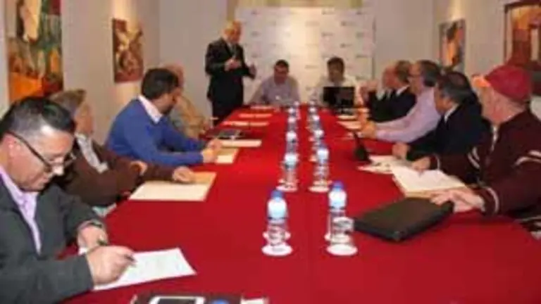 El delegado de la Xunta dando la bienvenida a los representantes del sector