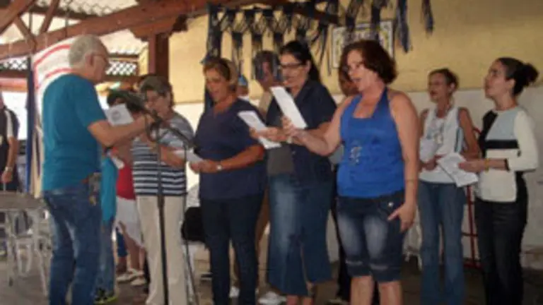 Cantando el Himno gallego