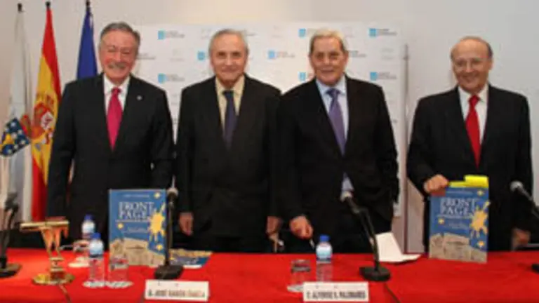 Posado de J.Rodríguez, Ónega, Palomares y Reigosa, con el libro