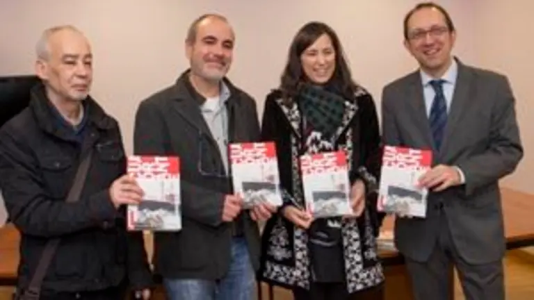 O secretario xeral de Cultura, Anxo Lorenzo, o presidente da Asociaci&oacute;n de Amigos de Valle-Incl&aacute;n, Joaqu&iacute;n del Valle-Incl&aacute;n, e a deputada de Cultura de Pontevedra, Ana Isabel V&aacute;zquez, presentan os novos n&uacute;meros de Cuadrante. Revista Semestral de Estudos Valleinclanianos e Hist&oacute;ricos.  A rolda de prensa ser&aacute; no Sal&oacute;n Teatro (R&uacute;a Nova, 34) e tam&eacute;n contar&aacute; co director da revista, Francisco Charl&iacute;n.foto xo&aacute;n crespo13/01/15