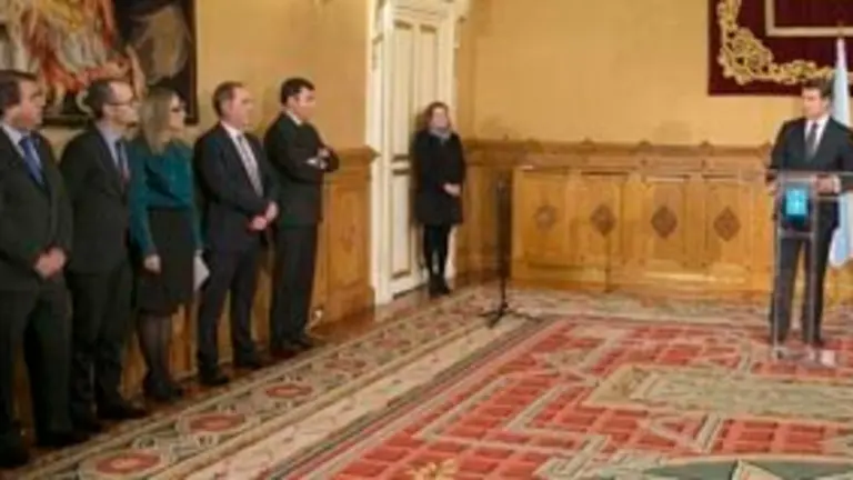 PAZO DE RAXOI09,00 h.-     O presidente da Xunta, Alberto N&uacute;&ntilde;ez Feij&oacute;o, acompa&ntilde;ado do Goberno galego, presidir&aacute; a toma de posesi&oacute;n dos novos conselleiros de Facenda, Valeriano Mart&iacute;nez, e Cultura, Educaci&oacute;n e Ordenaci&oacute;n Universitaria, Rom&aacute;n Rodr&iacute;guez.  foto xo&aacute;n crespo10/02/15