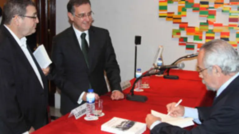El autor firmando ejemplares para los diputados  Collarte y Ruano