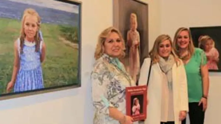 La artista con sus hijas y los cuadros de cuando eran pequeñas