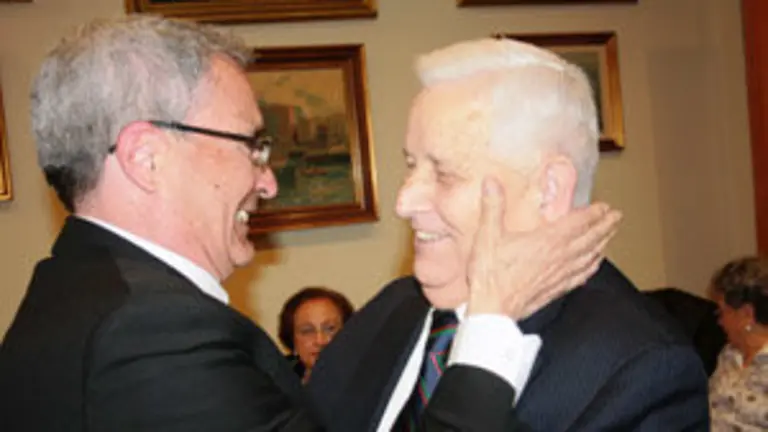 25685-antonio-patino-vicepresidente-del-lar-gallego-impone-andurina-oro-alfredo-otero-presidente-del_0