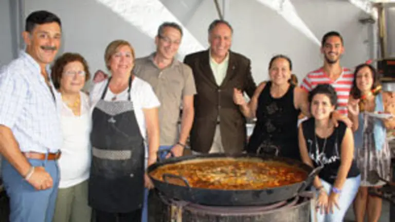 Padrón Argentina.Preparando la Paella 74 aniversario Archipiélago I