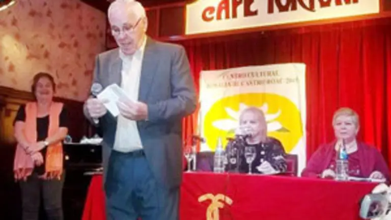 Guillermo Ledri Poldy Bird y Stella Maris  junto a  Maiza Ousande en la entrega de premios