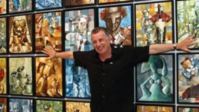 J. Espiral ante un políptico consus obras