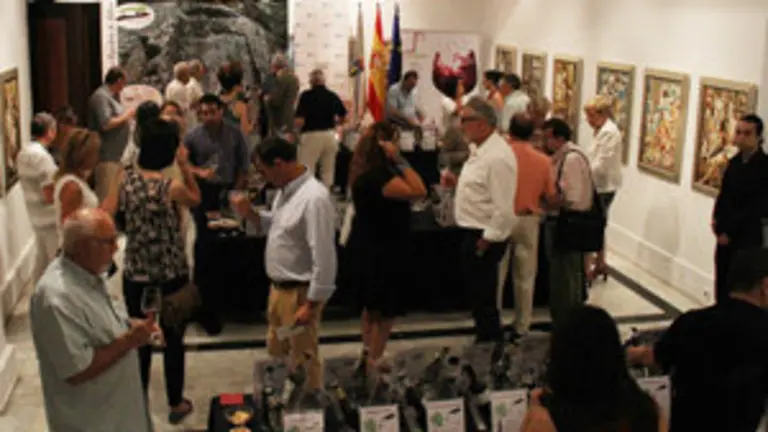 Aspecto de la sala con 51 marcas de 20 bodegas de Monterrei 