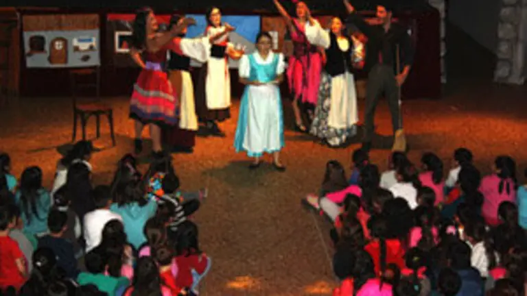 Día del Niño en Arantei. Actuación del grupo teatral 1