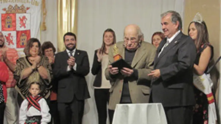 A. Blumetti recibe la estatuilla Cid Campeador