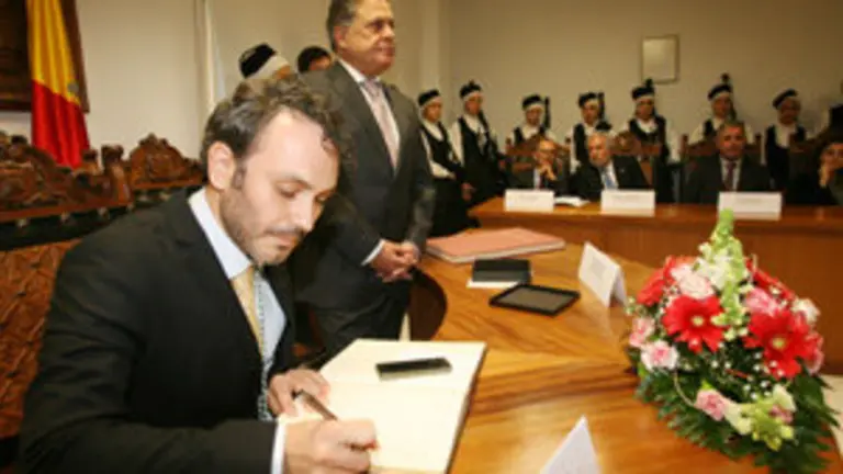 MANOEL CARRETE RIVERA PRESIDENTE DO CENTRO GALEGO DE BARCELOA RECIBE A MEDALLA DE OURO DE QUIROGA