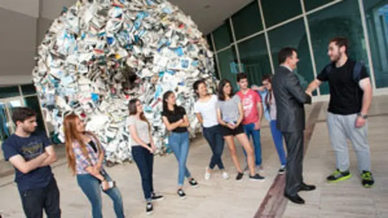  O conselleiro de Cultura, Educaci&oacute;n e Ordenaci&oacute;n Universitaria, Rom&aacute;n Rodr&iacute;guez; o secretario xeral de Cultura, Anxo Lorenzo; e o secretario xeral de Pol&iacute;tica Ling&uuml;&iacute;stica, Valent&iacute;n Garc&iacute;a, reciben ao alumnado do Instituto Arxentino-Galego Santiago Ap&oacute;stol.