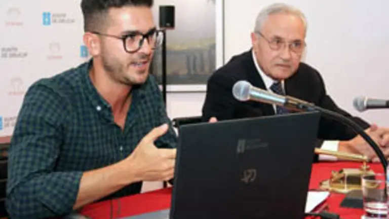 El conferenciante Diego Pardo expone su disertación ante la atenta mirada de Ónega