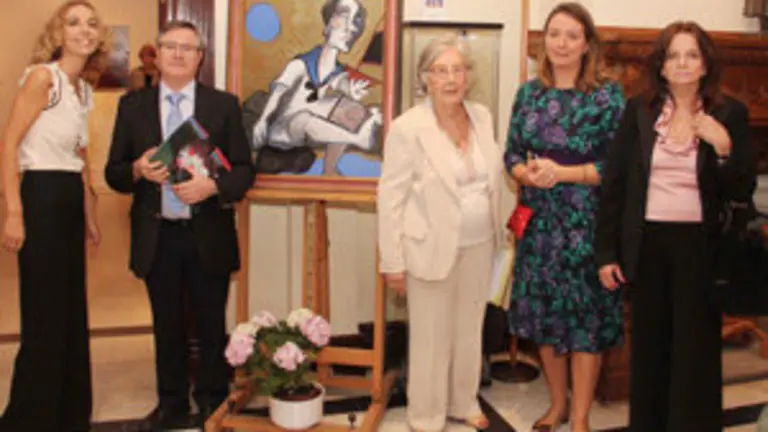 Jiménez y familiares de Garcés al lado de un autorretrato