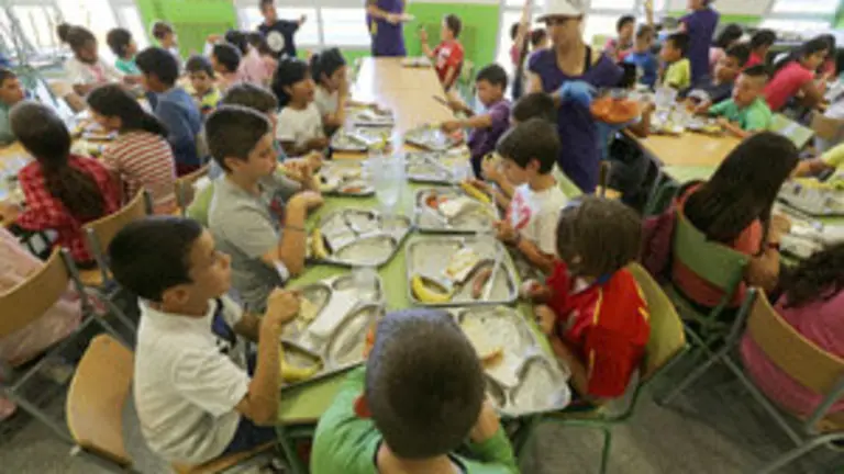 11.Ninos comiendo comedor colegio