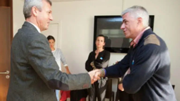 O vicepresidente da Xunta, Alfonso Rueda e os representantes das ONGD Solidariedade Internacional de Galicia, Agareso e a Fundaci&oacute;n Educaci&oacute;n e Cooperaci&oacute;n asinan un convenio de colaboraci&oacute;n para a execuci&oacute;n do proxecto &ldquo;Cooperaci&oacute;n Galega: o mundo que queremos&rdquo;. &Aacute; sinatura asistir&aacute; o c&oacute;nsul xeral de Cuba en Santiago de Compostela, Jos&eacute; Antonio Solana. 