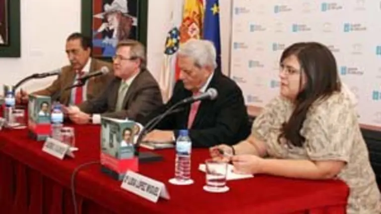 Los presentadores en la mesa