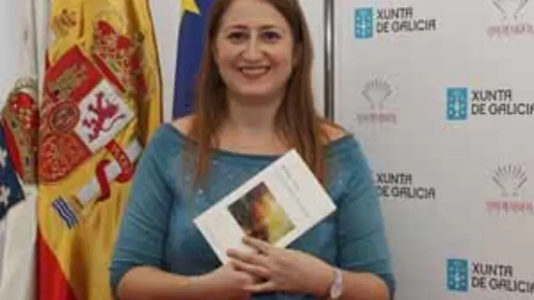 Yolanda López, posando con el poemario