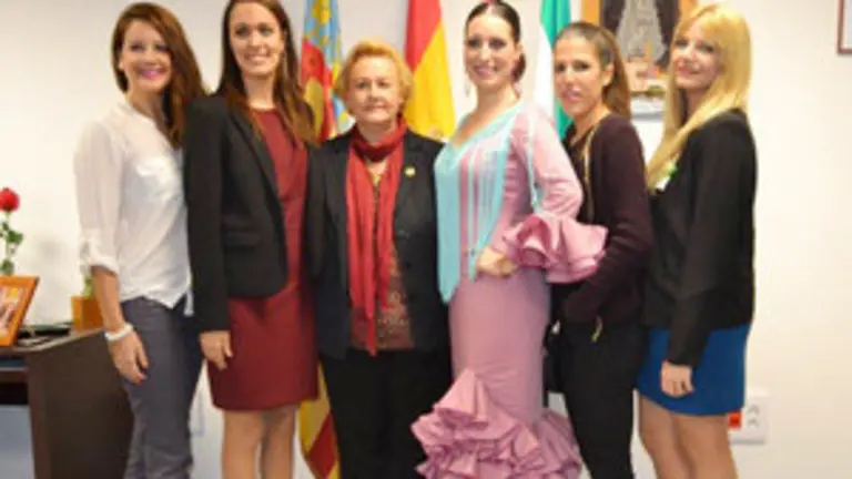 La Presidenta, Rreina y Corte de Honor de FECACV con Verónica Catalá, elegida Reina de FECACV 2016-2018