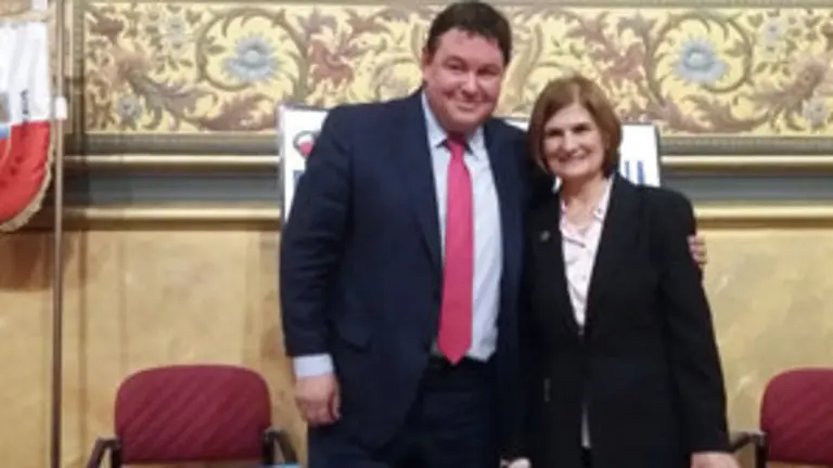 Fotos de la conferencia en la Casa de Cantabria en Lleida. Bernaldo Colsa con la  presidenta de la Casa de Cantabria en Lérida, Maria Eugenia Fernández Puente