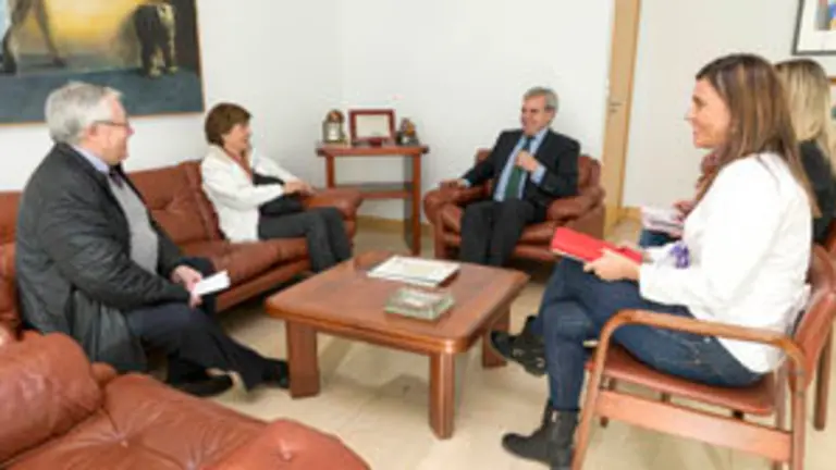 11:30
Despacho del consejero
El consejero de Presidencia y Justicia, Rafael de la Sierra, recibe al presidente de la Casa de Cantabria en Chile, Eduardo Díaz de Herrera.
20 NOVIEMBRE 2015 © Miguel De la Parra