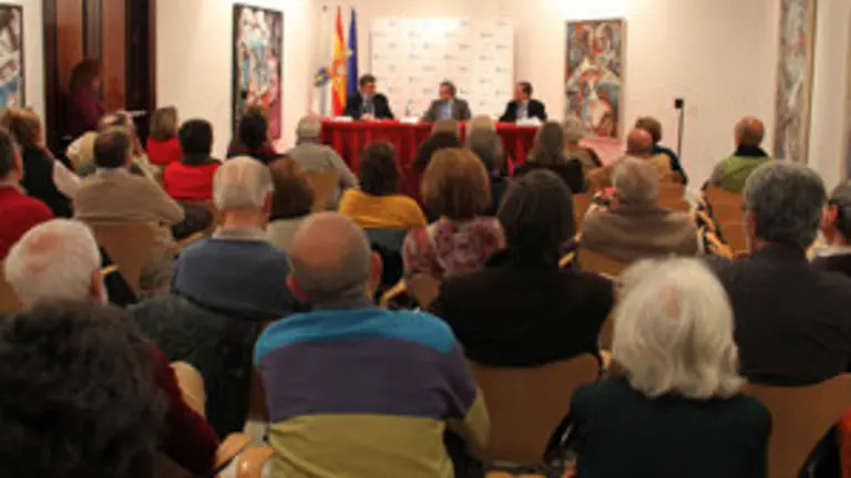 Un momento de la conferencia, con público