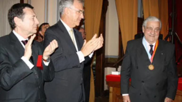 Medalla Hispanidad a Alfonso Diez 1