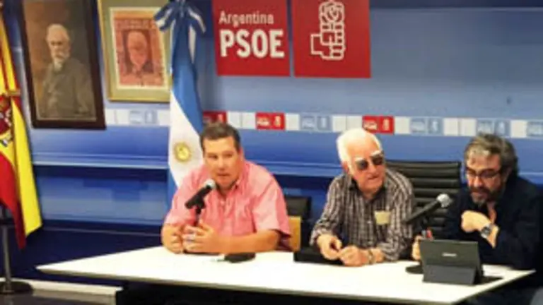 Acosta junto a dirigentes del partido