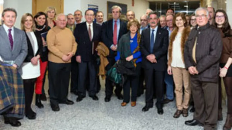 19:00 Sala de Usos Múltiples del Gobierno de Cantabria. El consejero de Presidencia y Justicia, Rafael de la Sierra, asiste al encuentro con miembros de las Casas de Cantabria, en el que se presentará su nueva web. 4 de enero de 2016 © Raúl Lucio