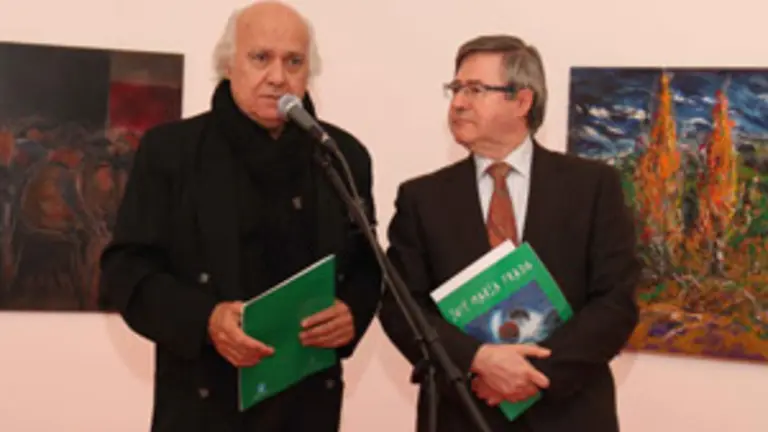 El pintor (izquierda) interviniendo en la inauguración, con el coordinador de la Casa Ramón Jiménez