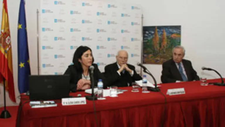 Intervención de la alcaldesa, acompañada por Romay y Ónega