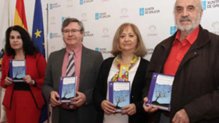 1. Alicia Esteban, Ramón Jiménez, Mercedes Aguirre y José María de la Torre posan sonrientes con ejemplares del libro CUENTOS DE LA MITOLOGÍA CELTA