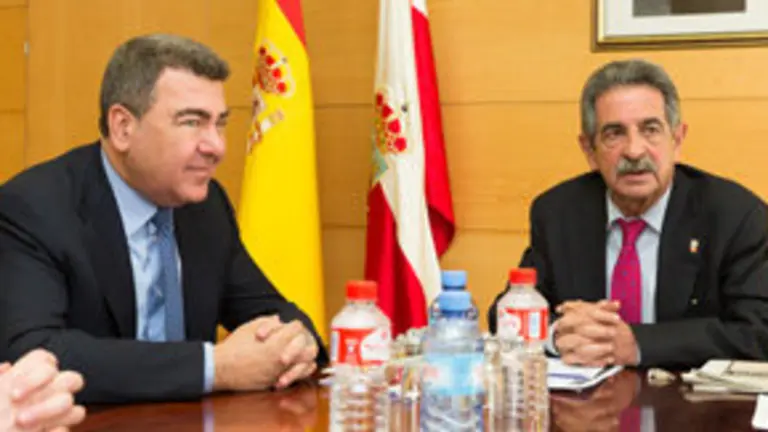 11:30 Gobierno de Cantabria. El presidente de Cantabria, Miguel Ángel Revilla, acompañado por el consejero de Innovación, Industria, Turismo y Comercio, Francisco Martín,  recibe al presidente de Air Nostrum, Carlos Bertomeu. 26 de enero de 2016 © Raúl Lucio