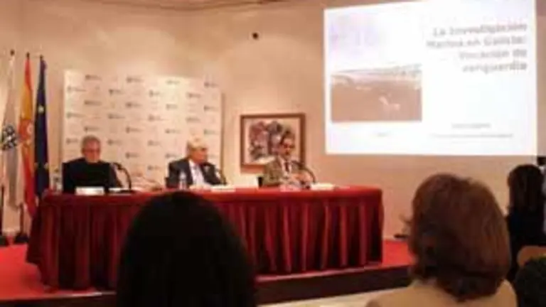 Un momento del acto, con proyección y público 2