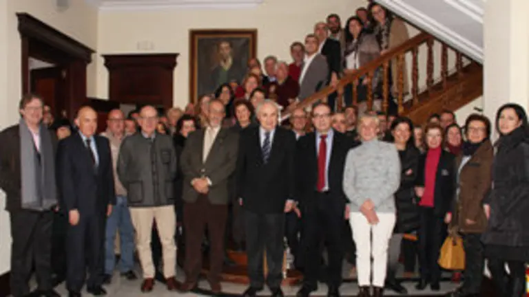 1. José Ramón Ónega, delegado de la Xunta en Madrid y director de la Casa,  posa en la foto de familia con los directores de las escuelas EFA