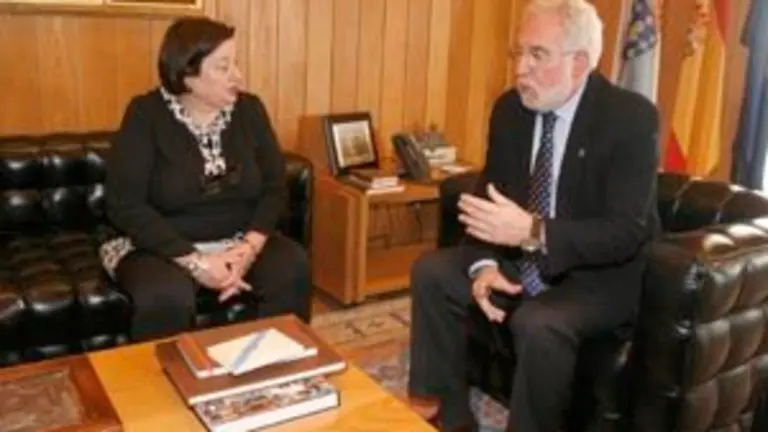 Miguel Santaelices recibe a la nueva consul de Uruguay