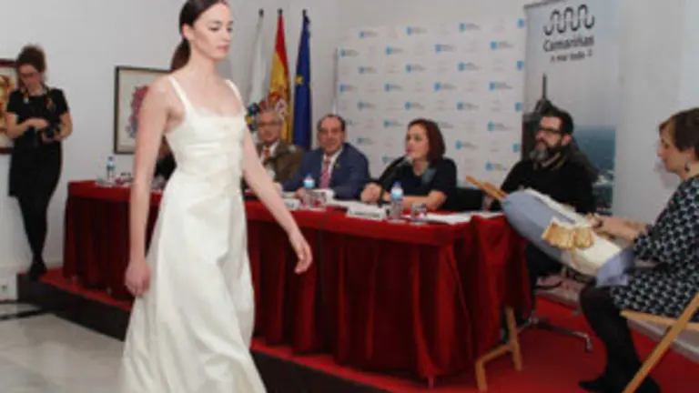 5. Una de los modelos desfila ante la mesa