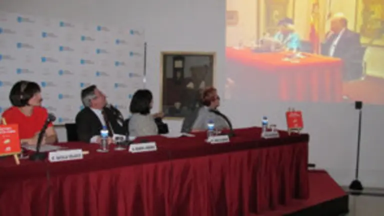 Los miembros de la mesa siguen a Carmen Martín Gaite en una grabación