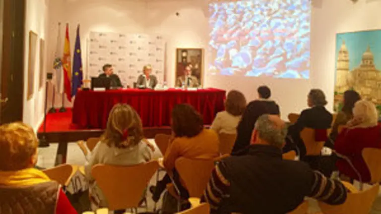 3. El conferenciante ilustró sus palabras con imágenes y datos sobre genética