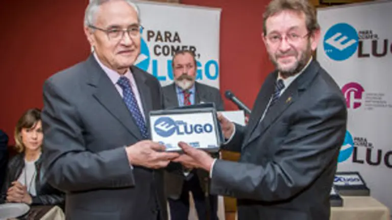 1. El delegado de la Xunta en Madrid recibe el galardón del presidente de Apehl 